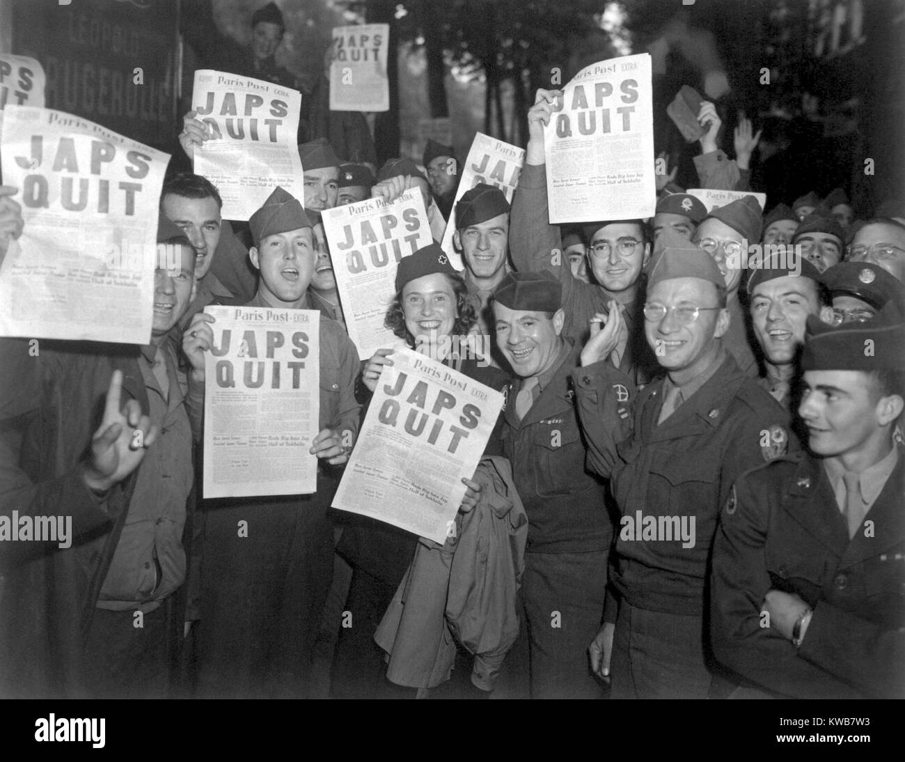 GI's in Paris halten Sie die Sonderausgabe der Pariser Post, mit der Schlagzeile, "JAP BEENDEN'. 10.08.1945. Weltkrieg 2. (BSLOC_2014_10_271) Stockfoto