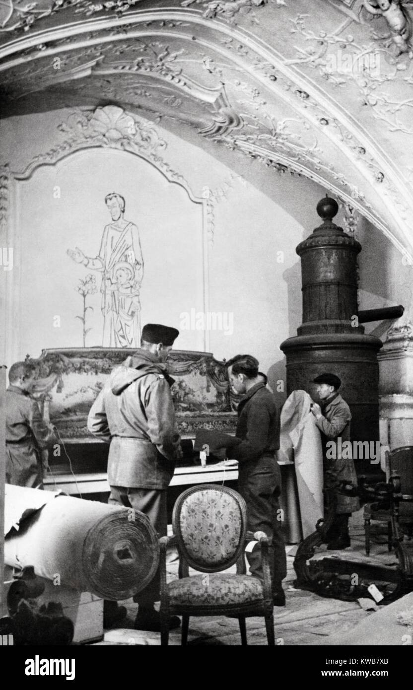 Us-Armee MFAA Abschnitt mit Möbeln von Rothschild Paris Residenzen geplündert von Deutschen. Durch Denkmäler, bildende Künste und Archiv Soldaten geborgen wurde, 'Monuments Männer' oder Weltkrieg 2. Kunstwerke aus der Rothschilds gestohlen wurden in den Denkmälern Männer, einen Film 2014 auf Robert M. Edsel Buch basiert. (BSLOC 2014 10 281) Stockfoto