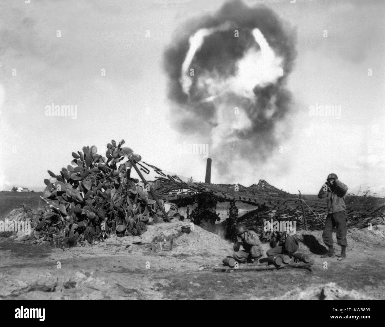 Ein 155-mm-Kanone von US-Truppen in der Nettuno Bereich der Brückenkopf von Anzio gefeuert. Deutsche Truppen in den Hügeln östlich von Anzio startete einen langwierigen Belagerung der Alliierten zu lösen. 13.02.1944. Weltkrieg 2. (BSLOC 2014 10 30) Stockfoto