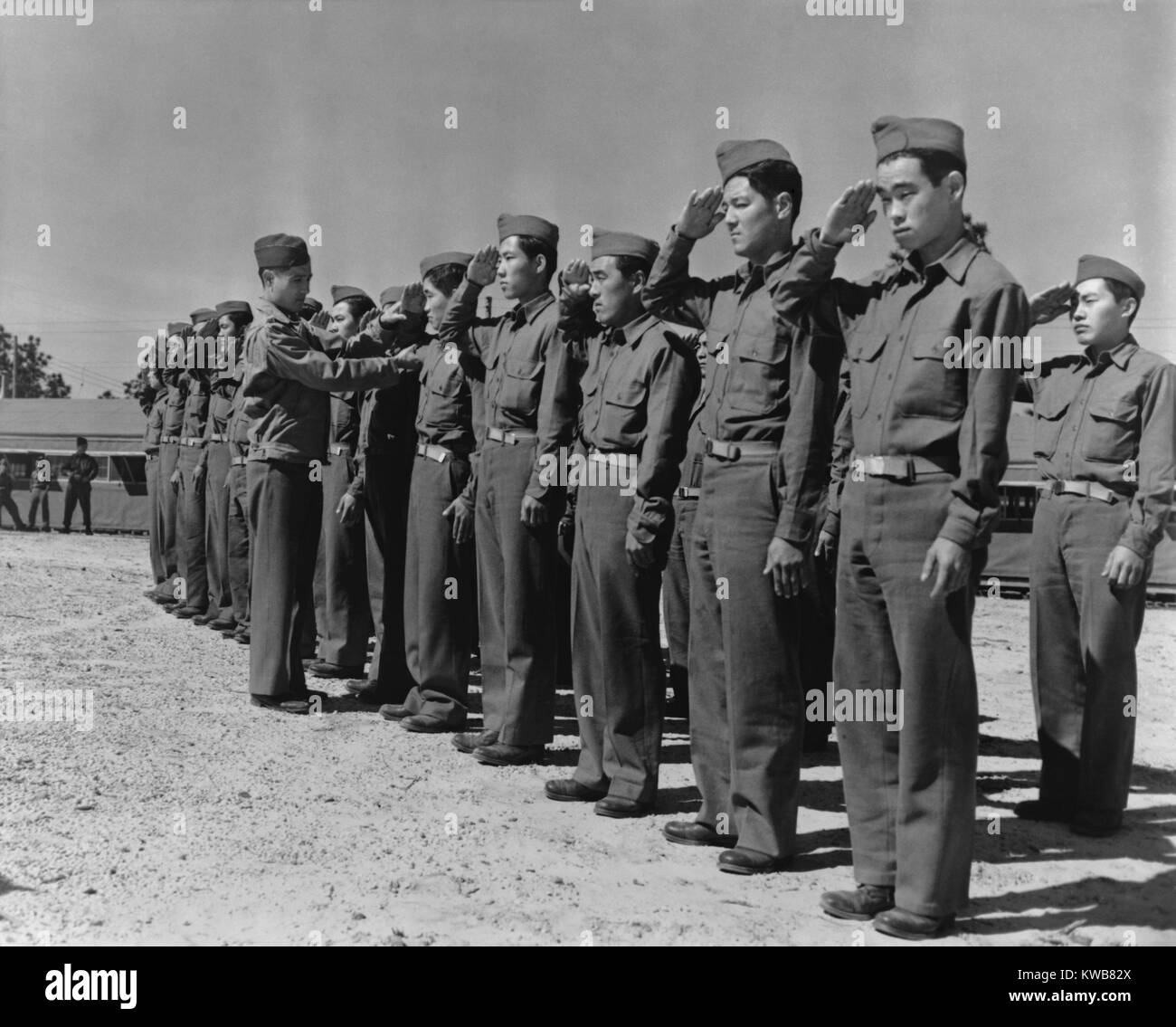 Japanisch-amerikanischen Soldaten von Hawaii in der Ausbildung im Camp Shelby, North Carolina. Sie werden lernen, wie man Salute, Weltkrieg 2. Juni 1943. (BSLOC 2014 10 49) Stockfoto