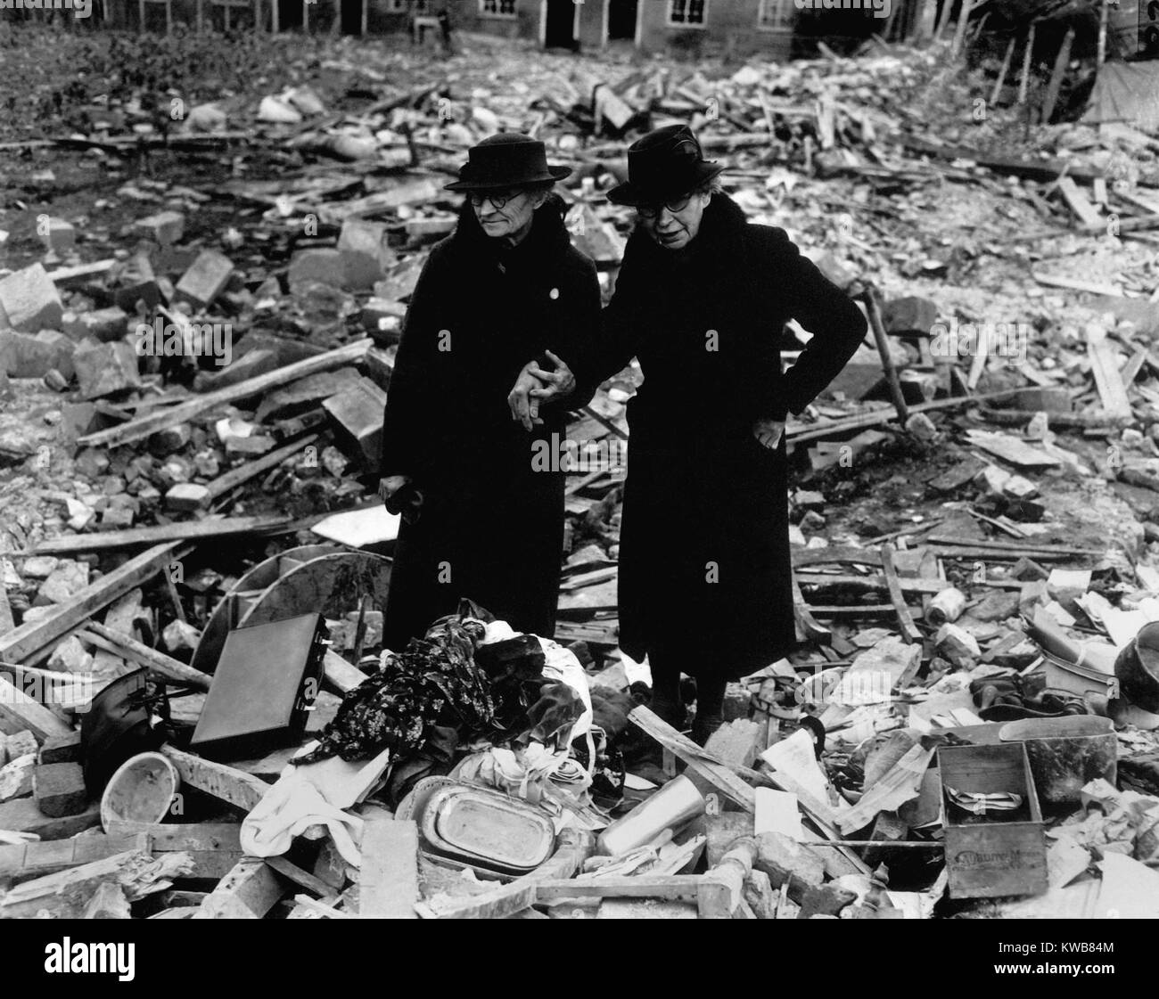 Zwei ältere Frauen stehen inmitten der Ruinen des Armenhaus, die ihre Heimat gewesen war. Die deutschen Bomber Newbury, Berkshire, England am 10.02.1943. Weltkrieg 2. (BSLOC 2014 10 59) Stockfoto