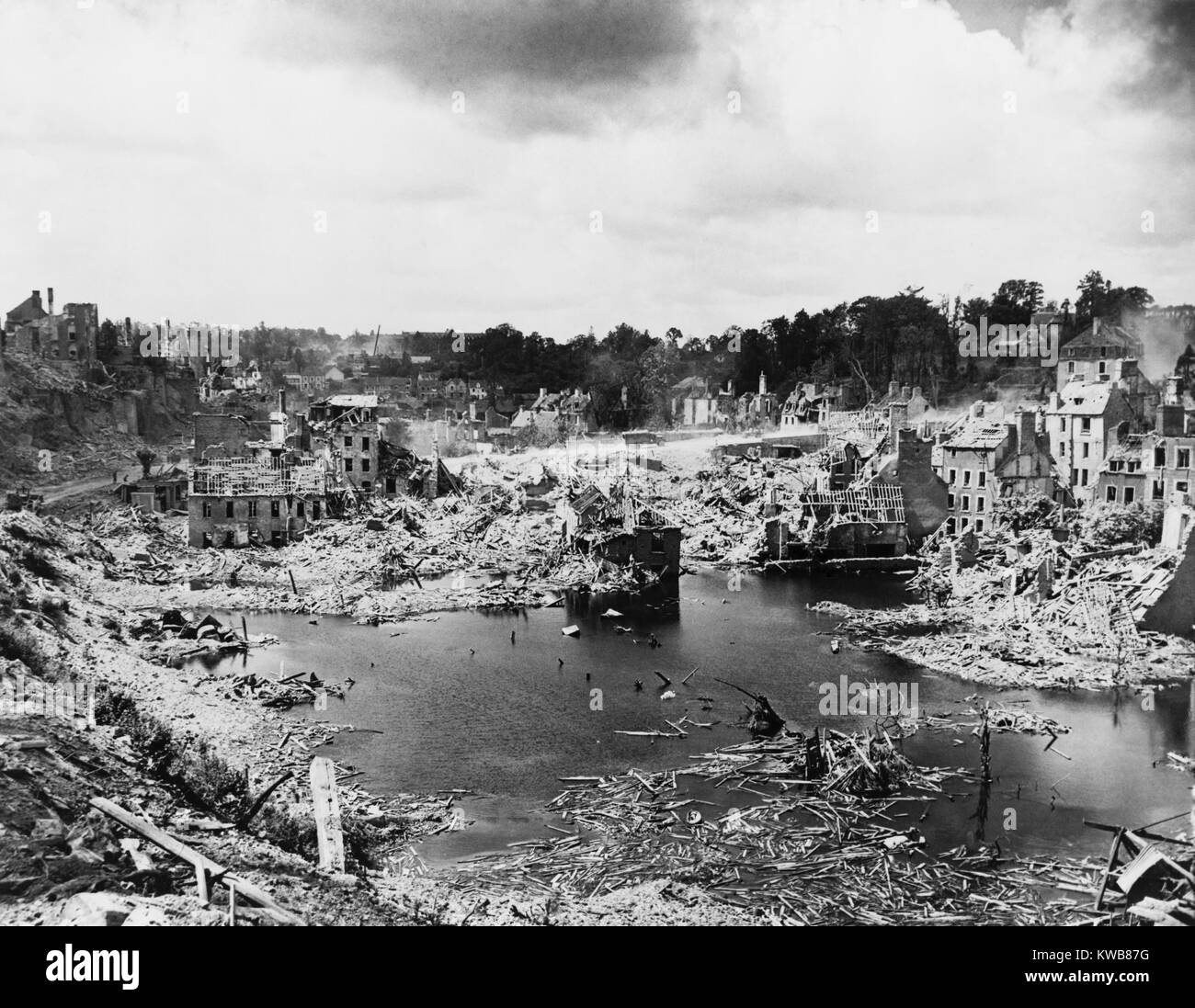 "Wir sind sicher, befreit die Hölle aus diesem Ort, "ein amerikanischer Soldat von St. Lo, Frankreich festgestellt. Die strategischen Scheideweg war 95% in der Schlacht von Juli 7-19, 1944 zerstört. Weltkrieg 2. (BSLOC 2014 10 78) Stockfoto