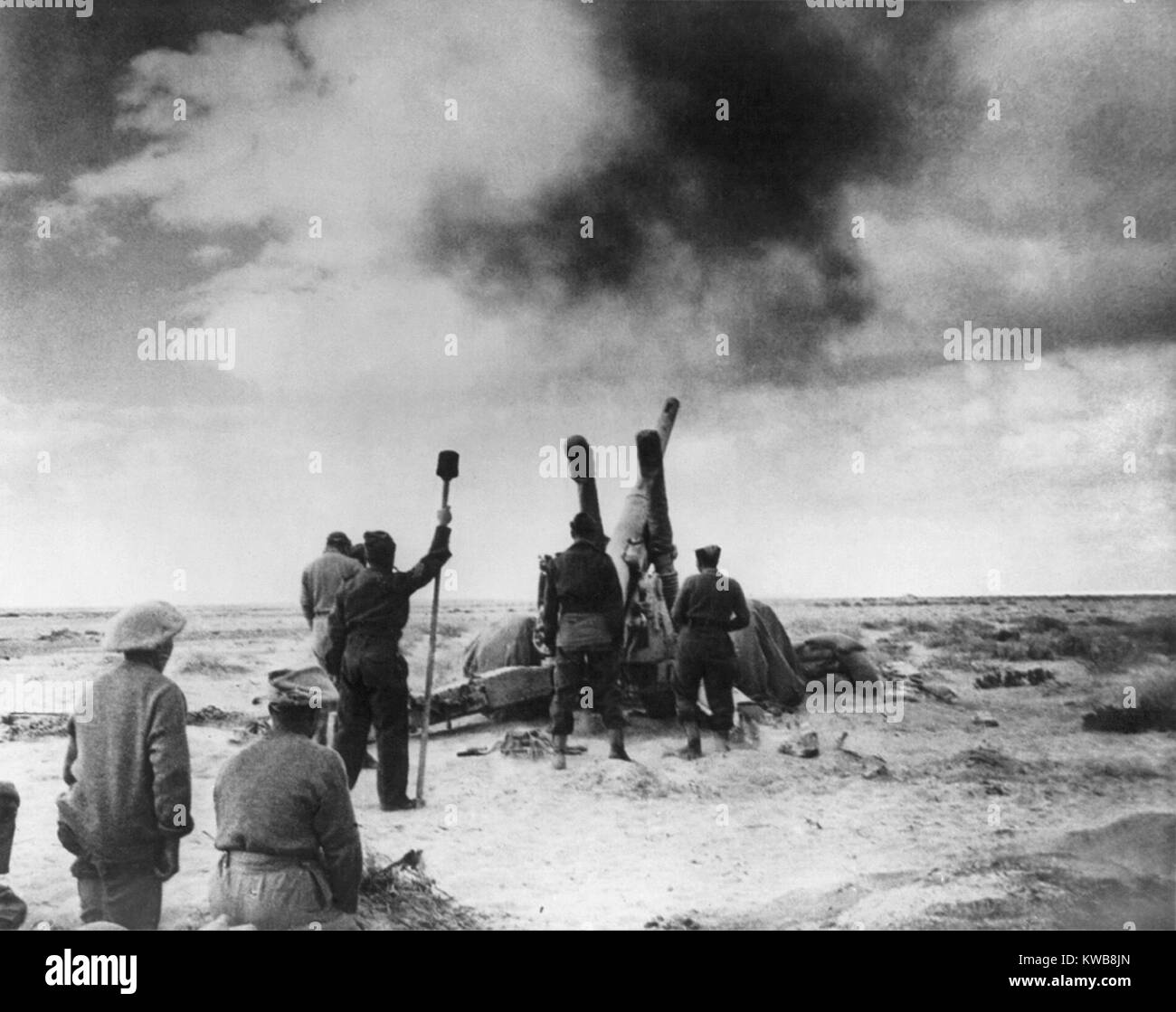 Britische Artillerie-Beschuss eine feindliche Position in Libyen während des 2. Weltkrieges. Ca. 1941 / 42. (BSLOC 2014 10 1) Stockfoto