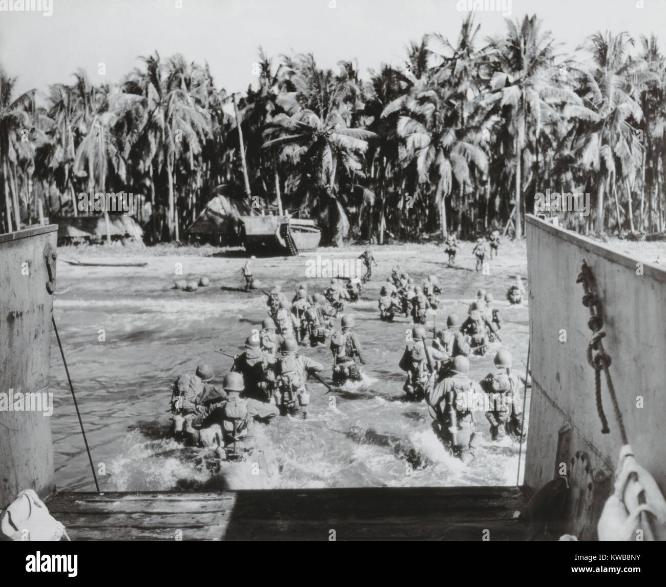 Us-Truppen an Land Furt, über stark verminte Strände, während der Invasion der Insel Cebu. März 26, 1945. Philippinen, Weltkrieg 2. (BSLOC 2014 10 112) Stockfoto