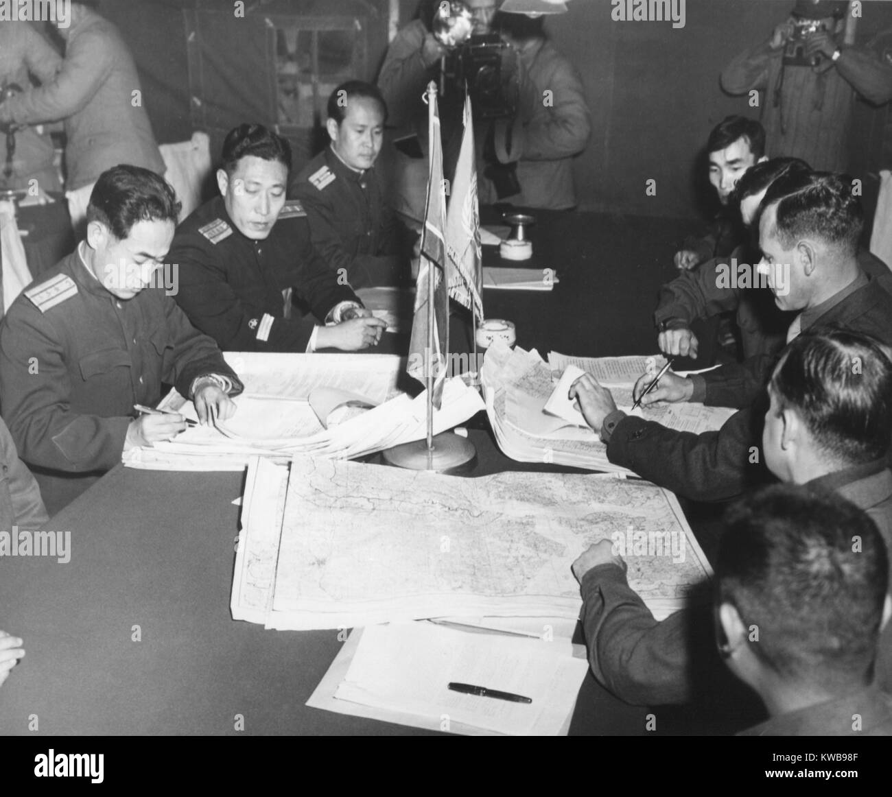 Panmunjom Feuer Gespräche im Oktober 11, 1951 einzustellen. Nordkoreanischer Oberst Chang Chun San und US-Oberst James Murray erste Karten, auf denen der nördlichen und südlichen Grenzen der Abgrenzung der Zone. Koreakrieg, 1950-1953. (BSLOC 2014 11 262) Stockfoto