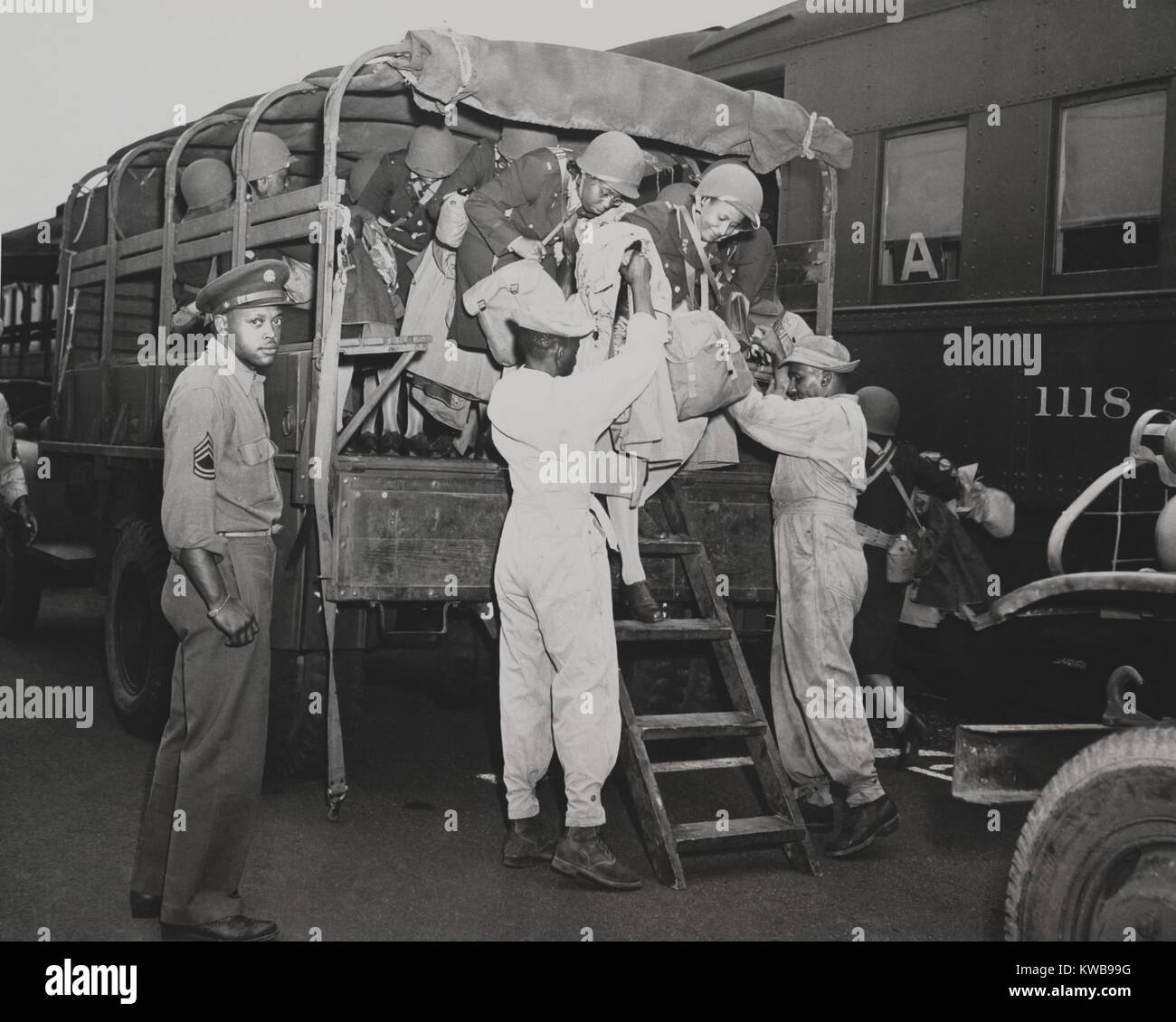 Afrikanische amerikanische Krankenschwestern sind aus einer Armee Lkw geholfen. Sie sind auf dem Weg nach Europa während des Zweiten Weltkrieges 2. August 21, 1944. (BSLOC 2014 10 226) Stockfoto