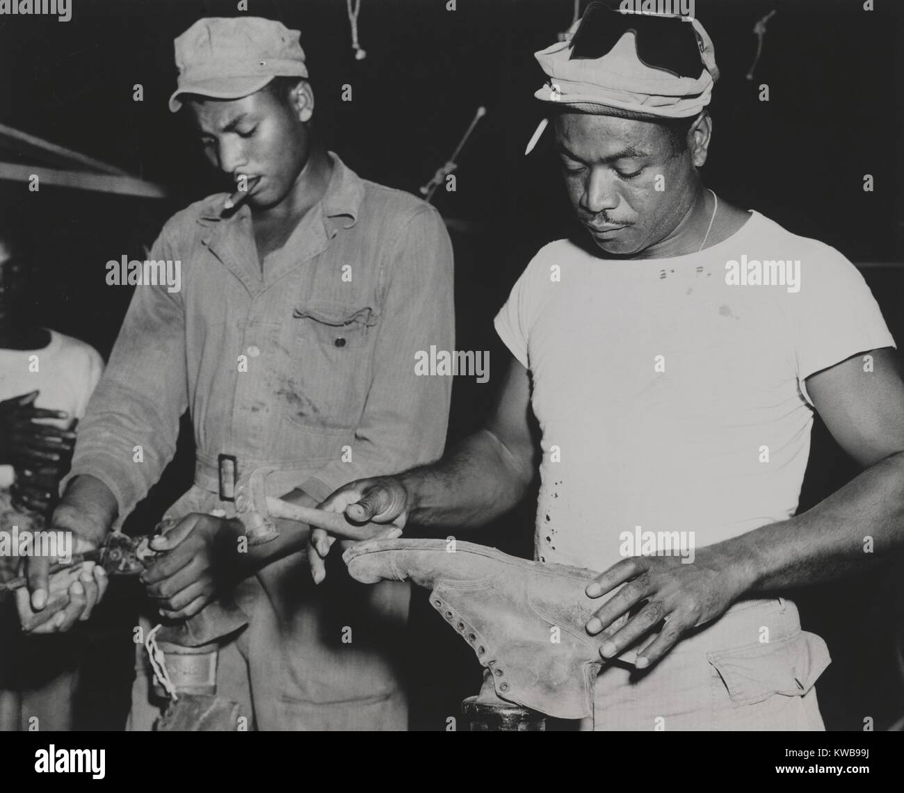 African American quartermaster Soldaten Instandsetzung Schlacht Stiefel von kämpfenden Truppen getragen. Sie wurden in die marianen Insel stationiert. 28.02.1945. Weltkrieg 2. (BSLOC 2014 10 227) Stockfoto
