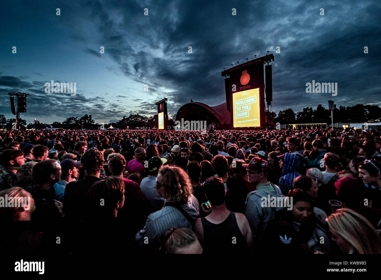 Der Bereich vor der Bühne ist mit Orange Festivalbesucher und Musik Fans, die eines der vielen Konzerte bei den Danish Music festival Roskilde Festival 2016 teilnehmen. Dänemark, 29/06 2016. Stockfoto