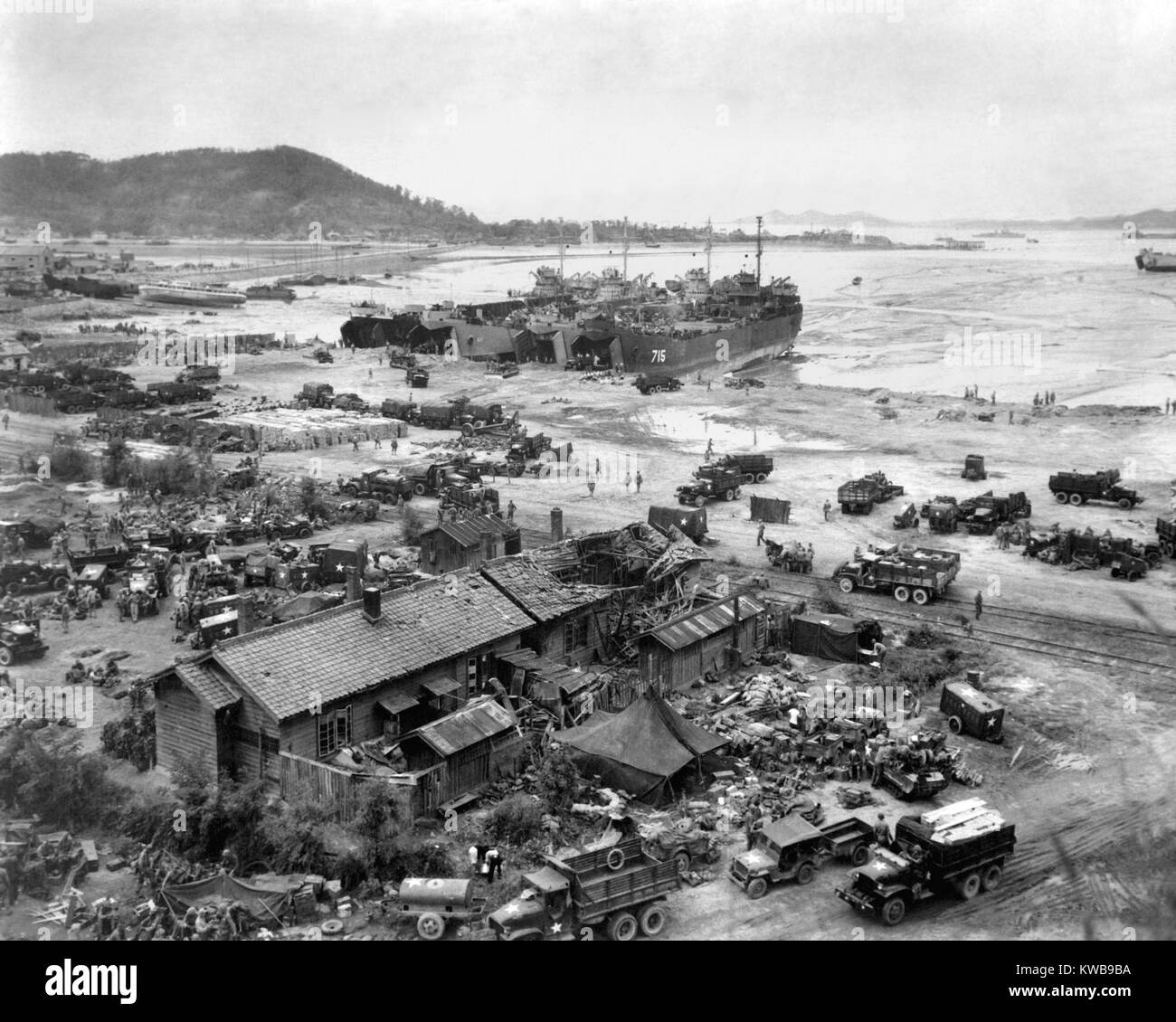 Vier LST der Männer und Ausrüstung zum "Roten Strand" in Inchon, Korea entladen. Sept. 15, 1950. In der Woche nach der Invasion, mehr als 25.000 Tonnen Versorgungsgüter, 6600 Fahrzeuge und 50.000 Mitarbeiter kam an Land in Inchon. Koreakrieg, 1950-1953. (BSLOC 2014 11 41) Stockfoto