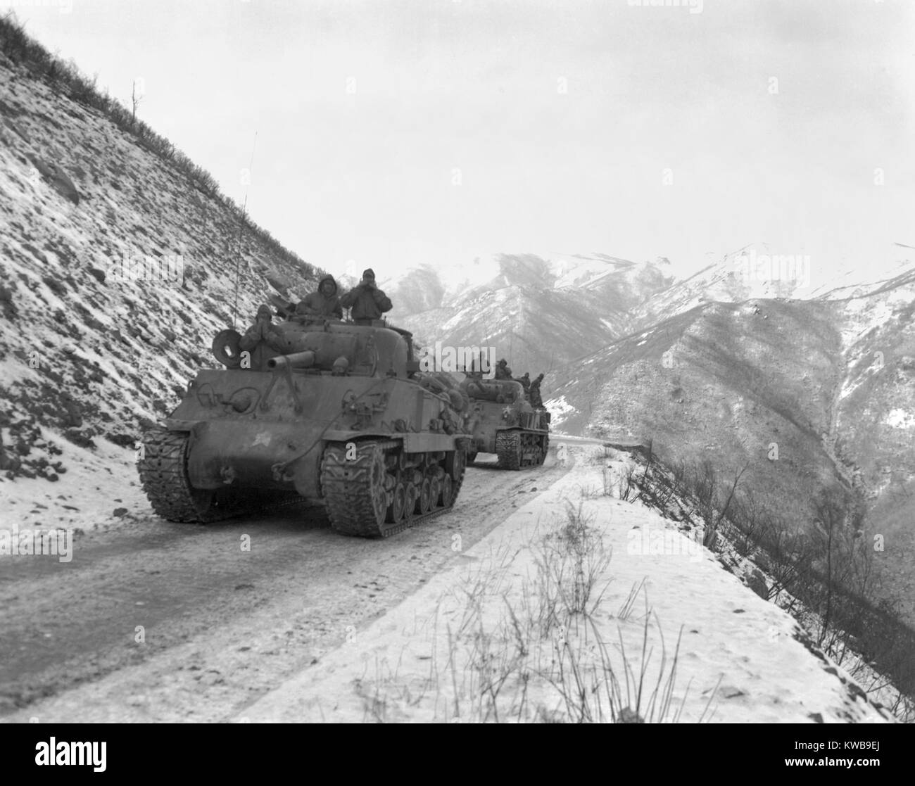 M-4A3 Sherman Panzer Konvoi fährt ein gut abgestuftes aber schmale Straße bis kommenden Funchilin Pass am 19.11.1950. Die kurzlebigen Marine voraus in Nordkoreanischen würde in einem Hin- und Rückflug weniger als einen Monat später. Koreakrieg, 1950-1953. (BSLOC 2014 11 74) Stockfoto