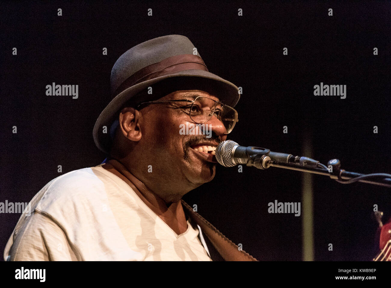 Die Amerikanische Jazzmusiker und Bassist Paul Jackson führt ein Live Konzert unter dem Namen Paul Jackson Trio bei Studioaufnahmen in Kopenhagen beim Copenhagen Jazz Festival 2013. Dänemark, 09/07 2013. Stockfoto