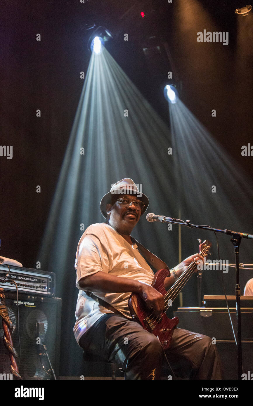 Die Amerikanische Jazzmusiker und Bassist Paul Jackson führt ein Live Konzert unter dem Namen Paul Jackson Trio bei Studioaufnahmen in Kopenhagen beim Copenhagen Jazz Festival 2013. Dänemark, 09/07 2013. Stockfoto