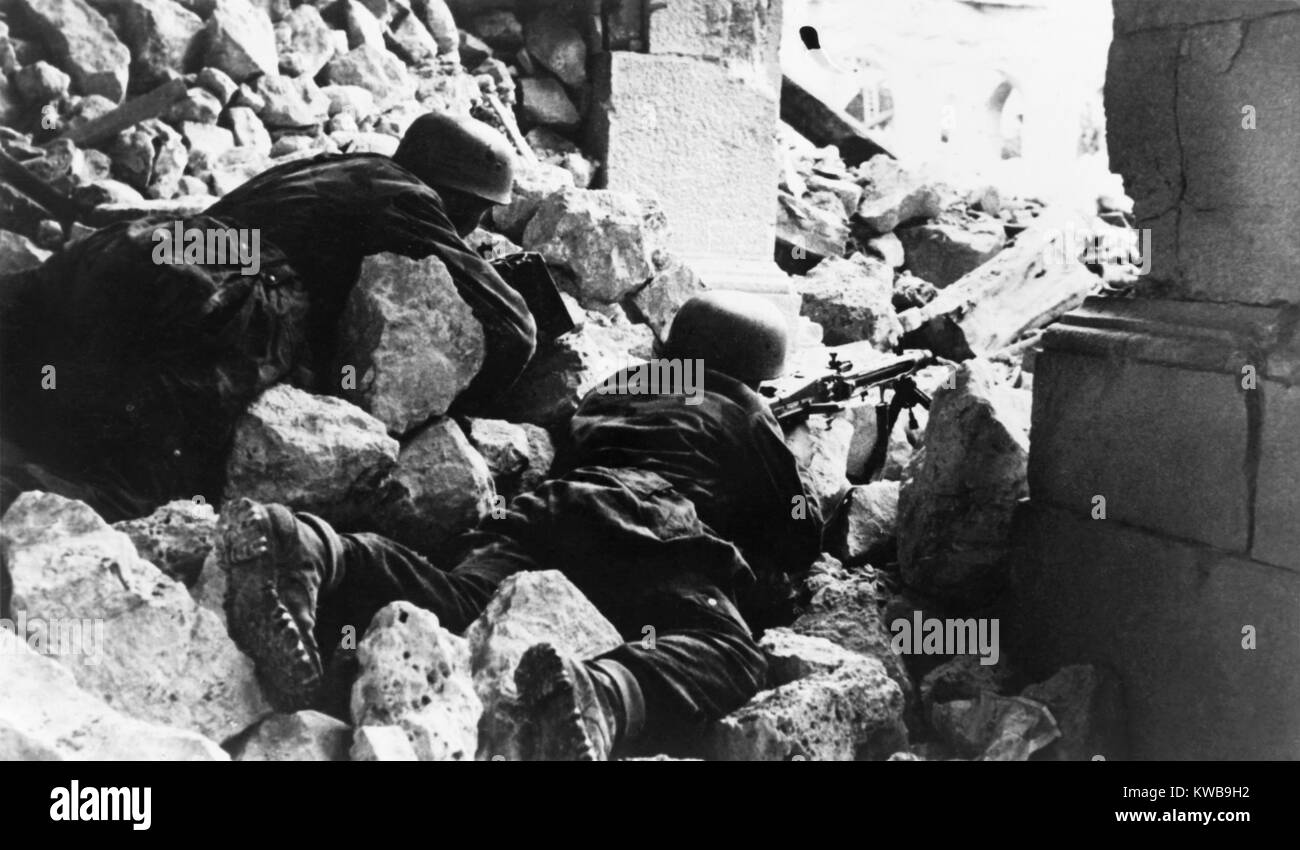 Deutsche Fallschirmjäger in einem Zerbombten Turm im Kloster von Montecassino, Italien. Sie hielten sich bis gegen die alliierten Streitkräfte bis Mai 18, 1944. Weltkrieg 2. (BSLOC 2014 10 43) Stockfoto