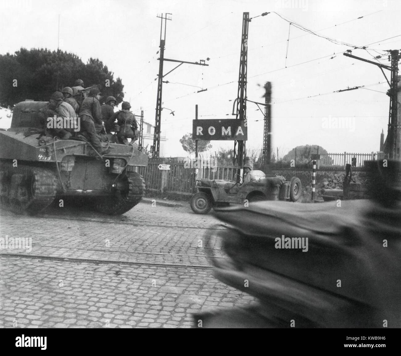 Amerikanische Panzer des Fünften Armee bestehen große Zeichen für "Roma" am Rande der Stadt. Juni 2-4, 1944. Us-General Mark Clark ungehorsam Aufträge, wenn er die fünfte Armee hatte Rom eingeben, anstatt die Deutsche 10. Armee, die entkommen. Weltkrieg 2. (BSLOC 2014 10 45) Stockfoto