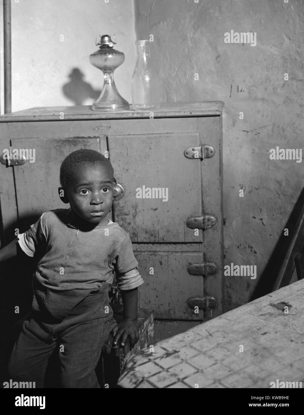 African American farmer Harry Handlich und seine Tochter, in St. Mary's County, Maryland. Die Tochter des Bauern ist das Tragen einer Uniform, sie hat eine reguläre Beschäftigung aus der Farm. Sept. 1940 Foto von John vachon. (BSLOC 2014 13 104) Stockfoto