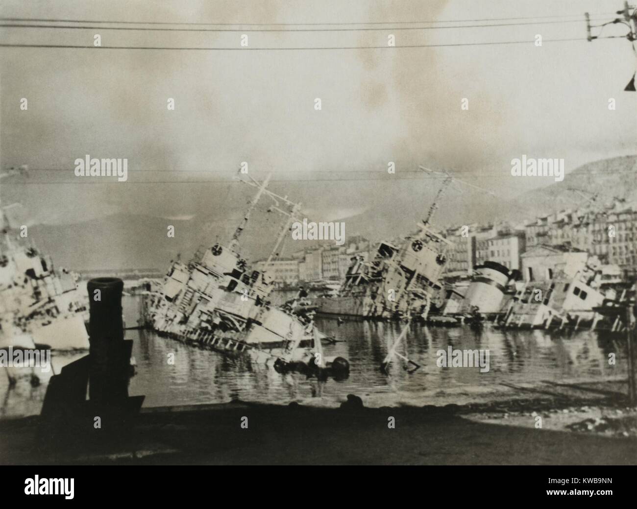 Die diaetenreform französische Flotte in Toulon, November 27-28, 1942. Französische minesweeper Gämsen und zwei Schnellboote in Toulon Hafen wurden von ihren Besatzungen auf Bestellungen aus dem Vichy Frankreich Admiral Laborde zerstört Erfassen der Schiffe durch die deutschen Truppen während des Zweiten Weltkrieges 2 vermeiden. (BSLOC 2014 10 87) Stockfoto