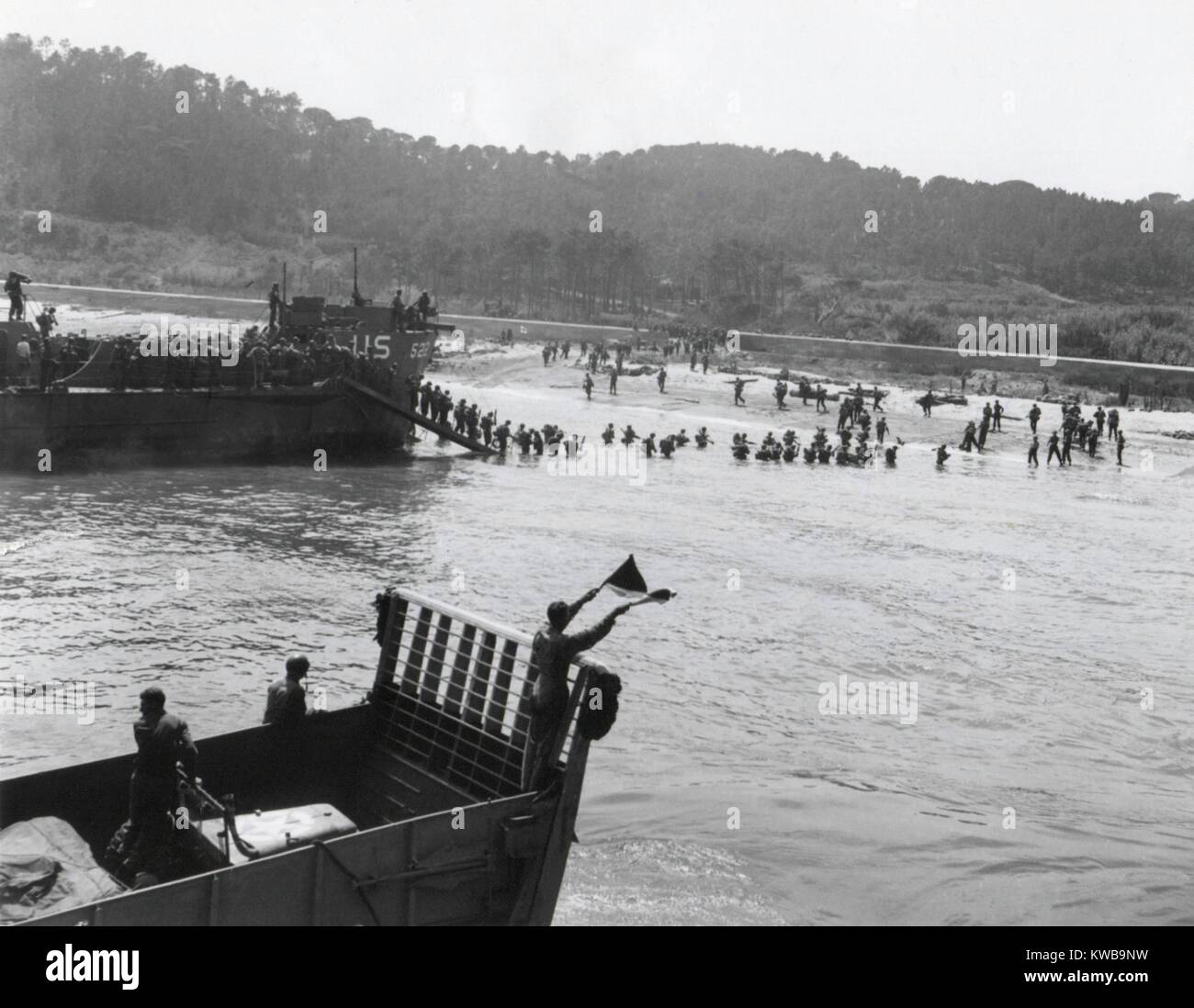 Invasion Strand im Süden von Frankreich am D-Day, August 15, 1944. Allied Assault Truppen aus Landing Craft voraus durch eine Verletzung in einem Verteidigung Wand gesprengt durch Angriff Ingenieure. Weltkrieg 2. (BSLOC 2014 10 88) Stockfoto