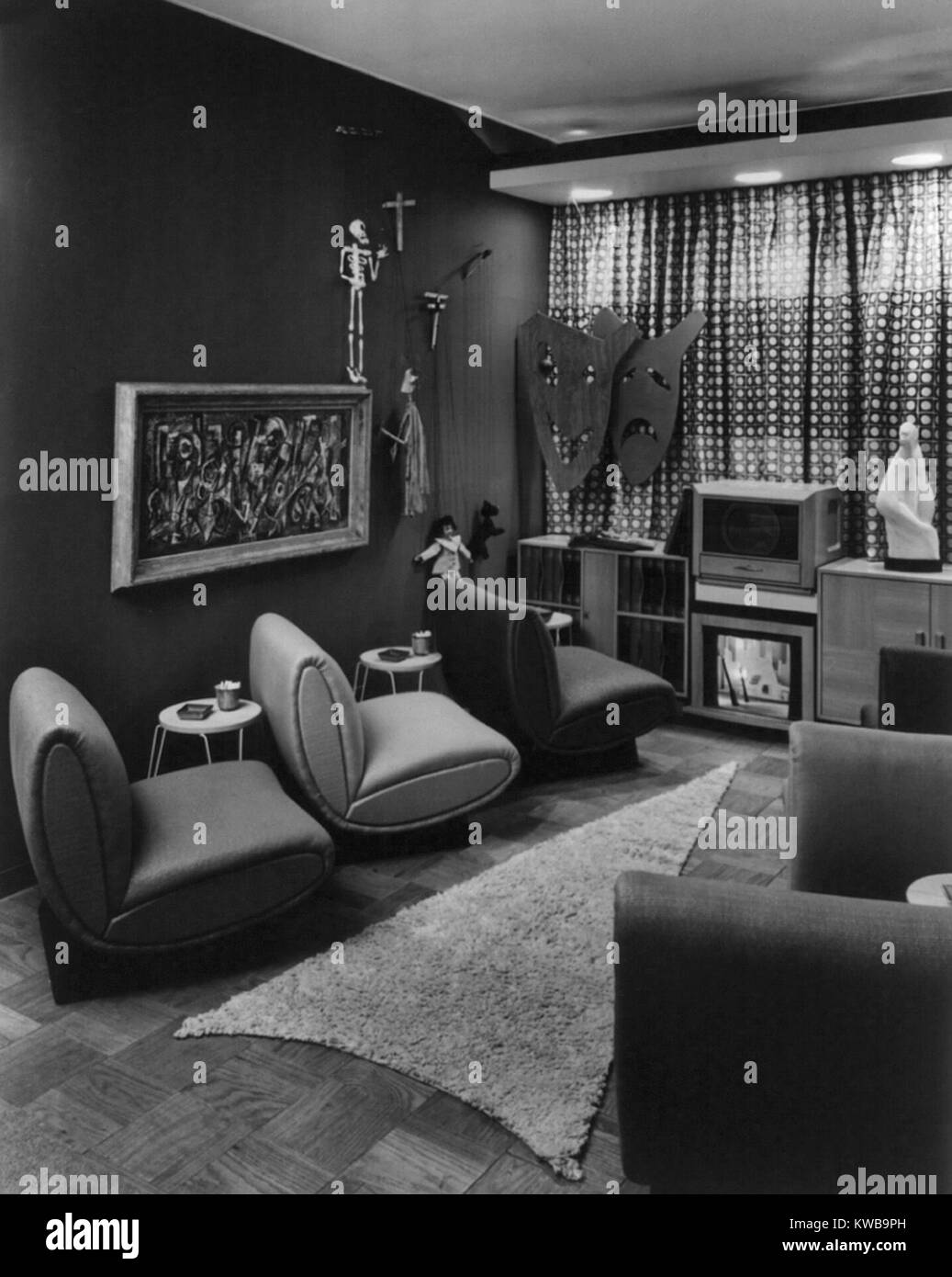 Moderne designer Fernsehen Zimmer angezeigt in einem New York City Department Store im Jahre 1949. Angeordnete Sitze und ein Pfeilartiges Teppich boden TV betonen. Jeder Stuhl verfügt über einen kleinen Tisch mit ein Aschenbecher. (BSLOC_2014_13_161) Stockfoto