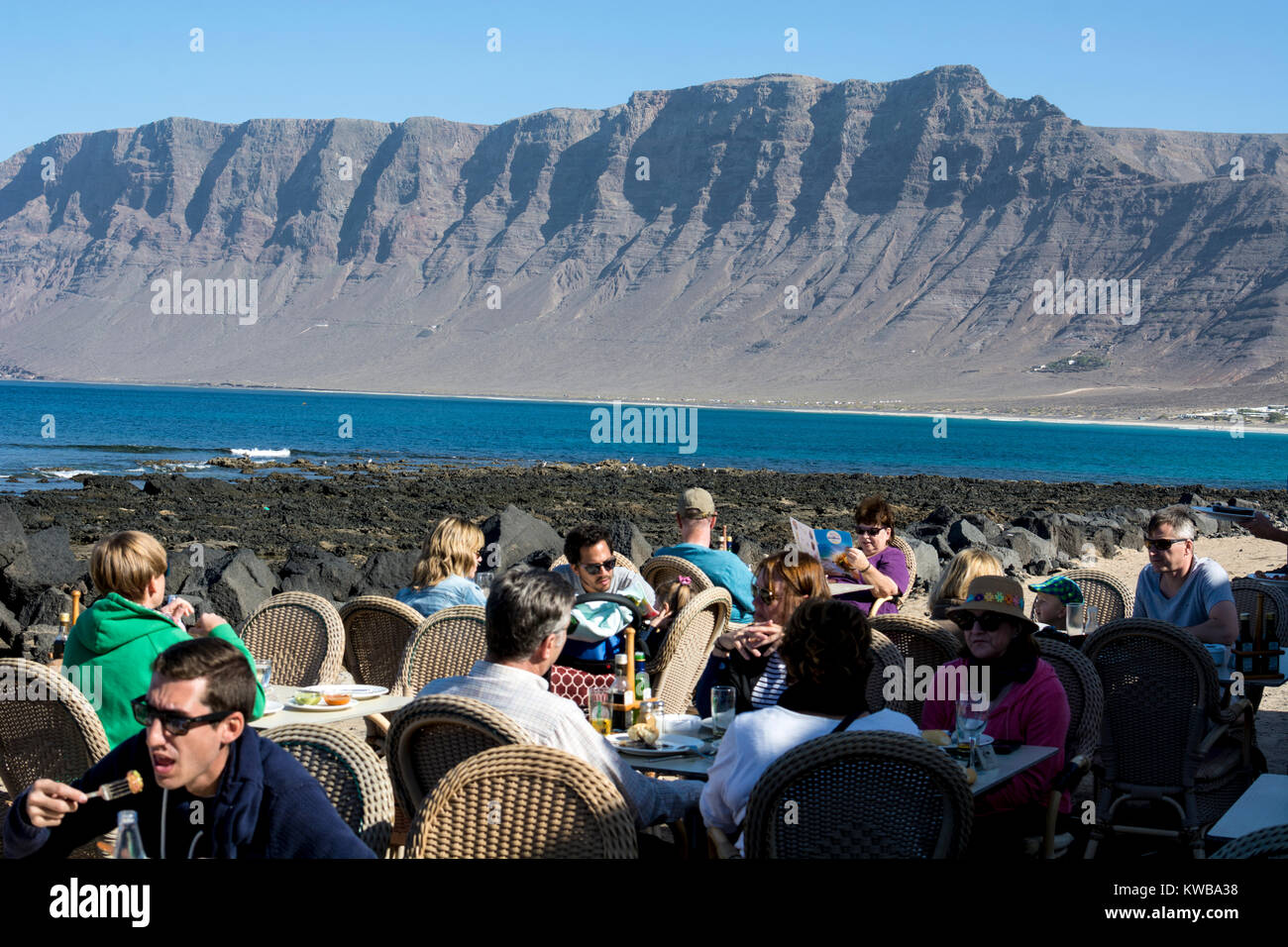 Menschen, die auf Meer, Restaurant, Caleta de Famara, Lanzarote, Kanarische Inseln, Spanien. Stockfoto