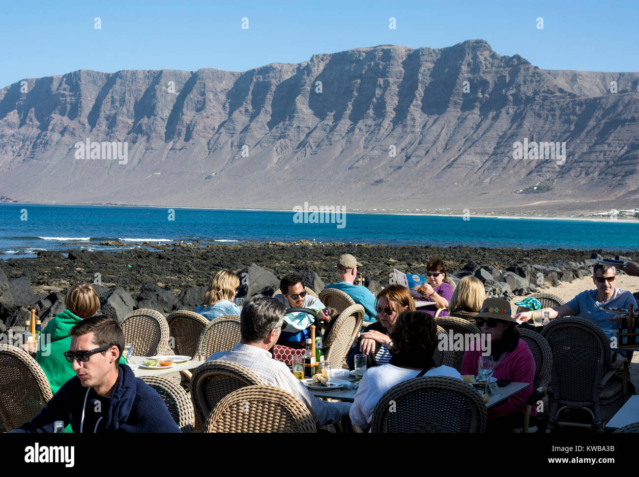 Menschen, die auf Meer, Restaurant, Caleta de Famara, Lanzarote, Kanarische Inseln, Spanien. Stockfoto