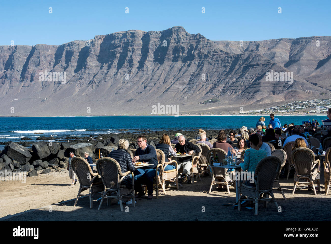 Menschen, die auf Meer, Restaurant, Caleta de Famara, Lanzarote, Kanarische Inseln, Spanien. Stockfoto