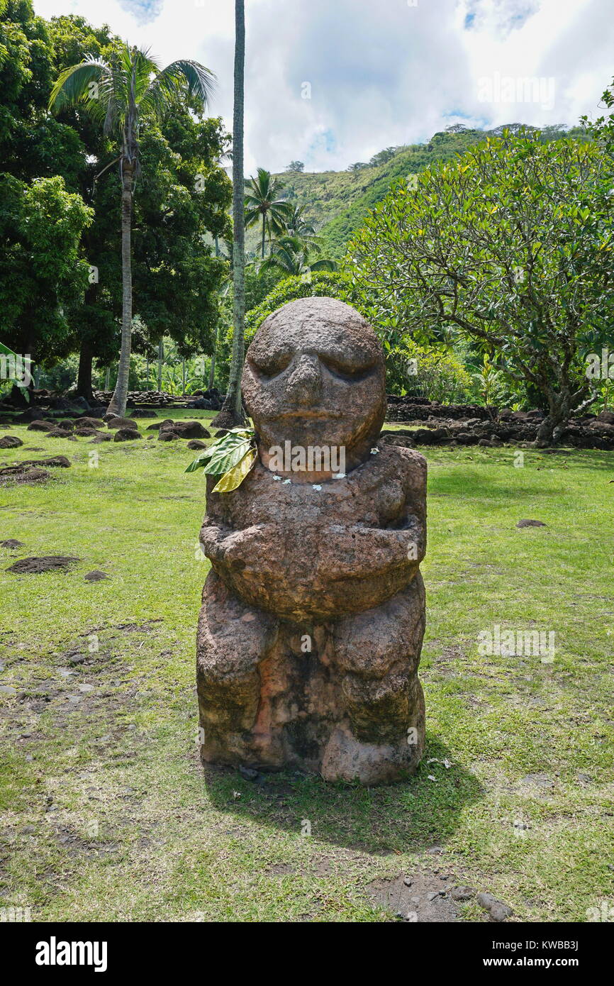 Französisch Polynesien Tahiti Insel Stein tiki Statue auf dem marae Hotelanlage, Südpazifik, Ozeanien Stockfoto