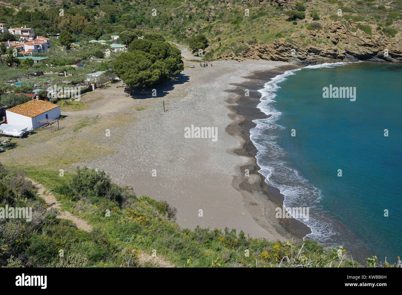 Kieselstrand der Mittelmeer in Spanien, Costa Brava, Cala Joncols zwischen Rosen und Cadaques, Alt Emporda, Cap de Creus, Katalonien Stockfoto