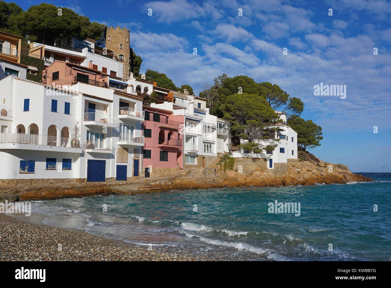 Spanien Costa Brava typischen mediterranen waterfront Häuser in Sa Tuna Cove, Begur, Katalonien, Baix Emporda Stockfoto