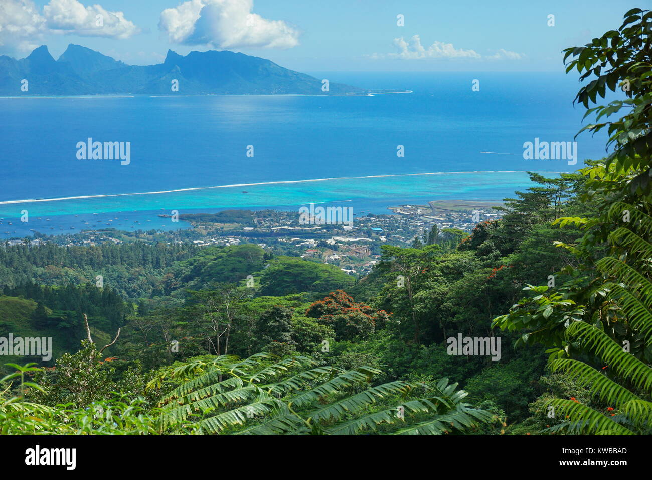 Blick von den Bergen des Nordens - die Westküste von Tahiti mit im Hintergrund die Insel Moorea, Französisch Polynesien, South Pacific Ocean Stockfoto