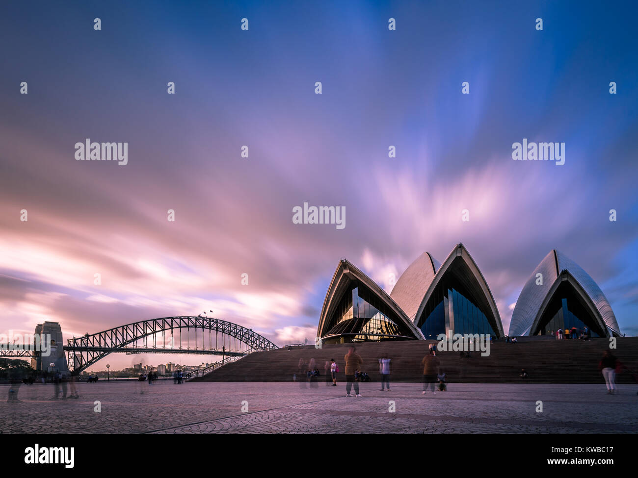 Touristen bei der Oper. Frontale Ansicht. Sidney, Australien. Stockfoto