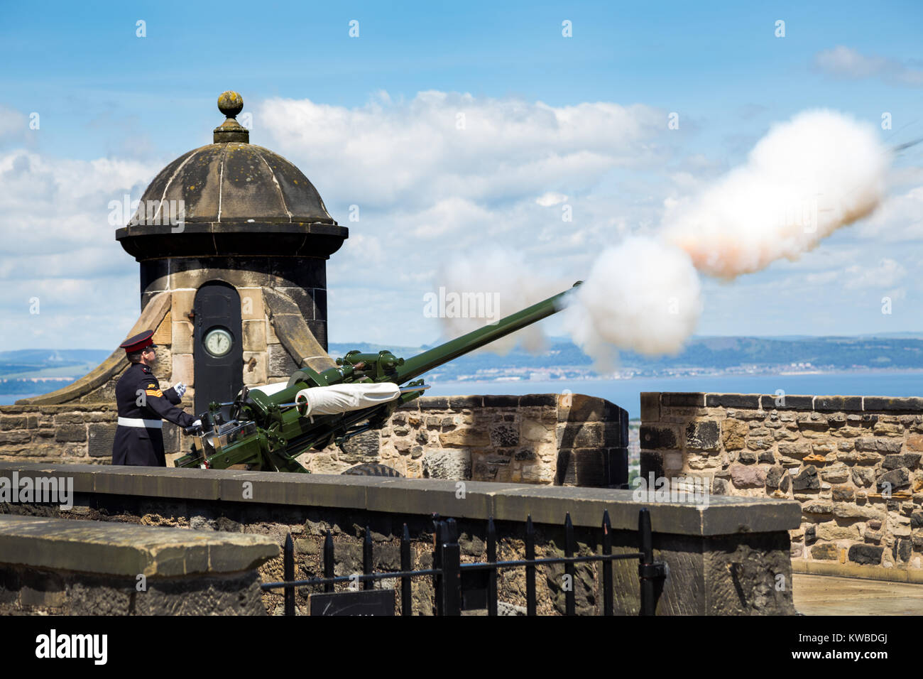 Die One O'Clock Gun ist ein Zeitsignal, feuerte jeden Tag um genau 13:00 Uhr, außer Sonntags. Die Kanone ist in der Burg von Edinburgh im Freien platziert. Stockfoto