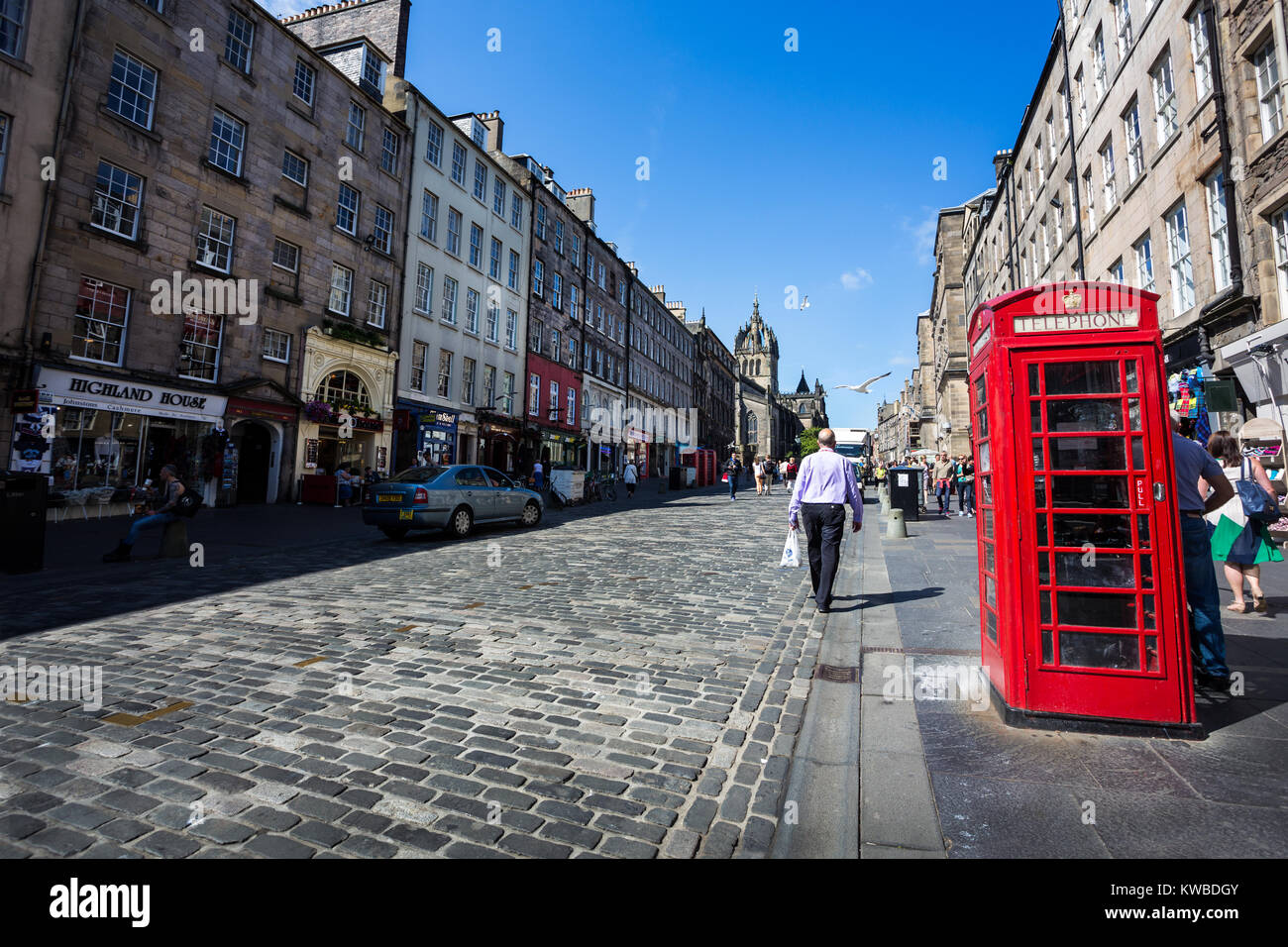 Blick auf die Straße von der berühmten Royal Mile in Edinburgh, mit Menschen zu Fuß. Stockfoto
