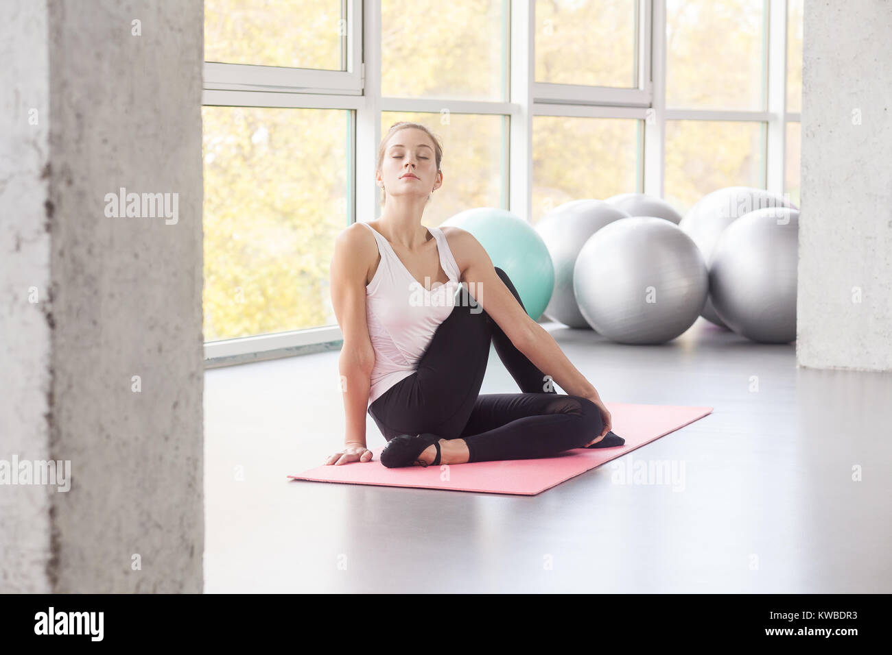 Kuh Gesicht, Vorbereitung der Körperhaltung. Frau Yoga, relaxating, geschlossenen Augen. Studio shot Stockfoto