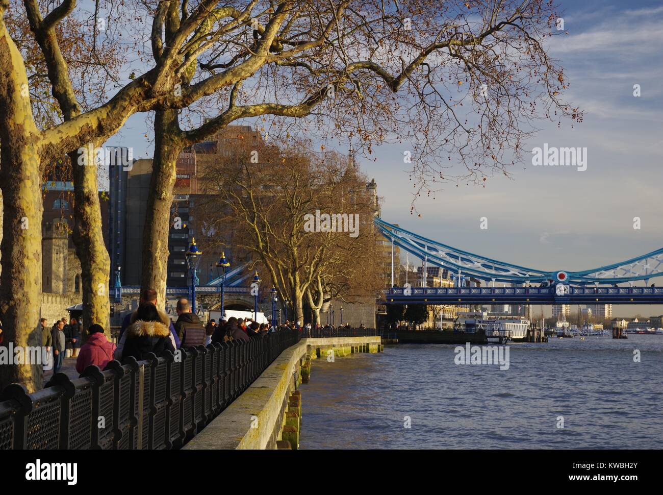 Tower Bridge von Norden Bank, Traitors Gate, London Tower, mit London Platanen. Themse, London, UK. Dezember 2017. Stockfoto