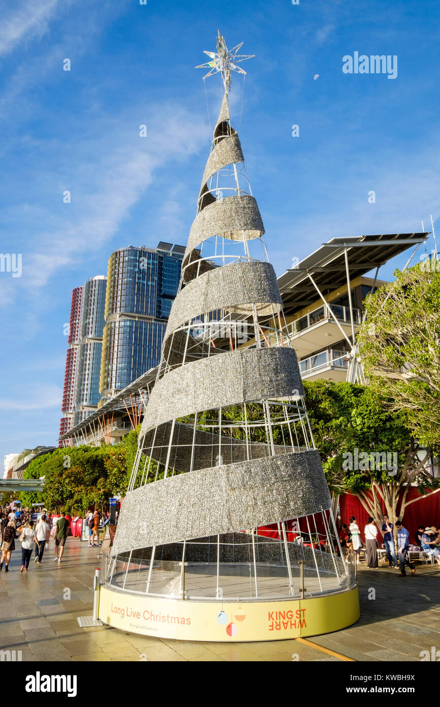 Ein Weihnachtsbaum am King Street Wharf in Darling Harbour, Sydney, Australien. Suche mit UK/AUS Wörter und SCHREIBWEISEN; suche Singular und Plural von Wort Stockfoto