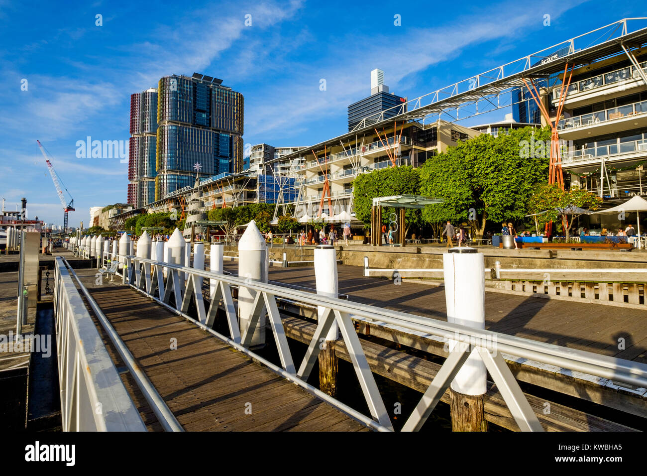 Darling Harbour (Hafen), Sydney, Australien, eine sehr beliebte Touristenattraktion, Cafés und Restaurants am Wasser Stockfoto