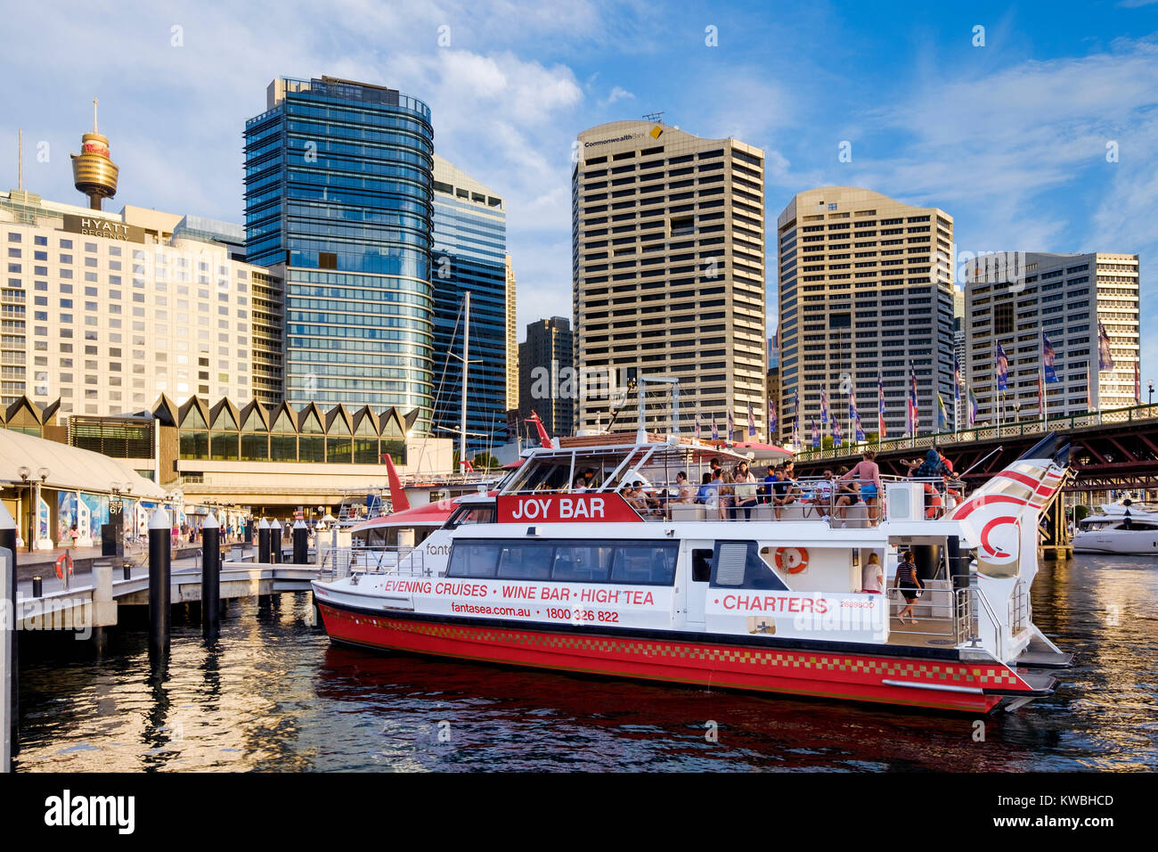 Darling Harbour (Hafen), Sydney, Australien, Hafenrundfahrt Boot am Pier 26 in der Nähe von Sydney Aquarium und Madame Tussauds Museum günstig Stockfoto