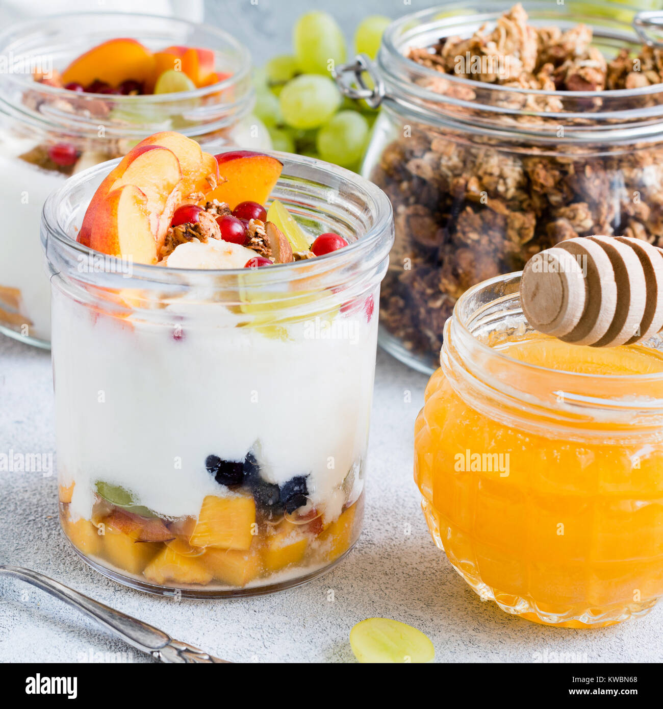 Müsli mit Joghurt, Beeren und Früchte im Glas. Gesund Joghurt Müsli Parfait. Konzept der gesunden Ernährung, gesunde Lebensweise und gesunde Snacks. Nahaufnahme Stockfoto