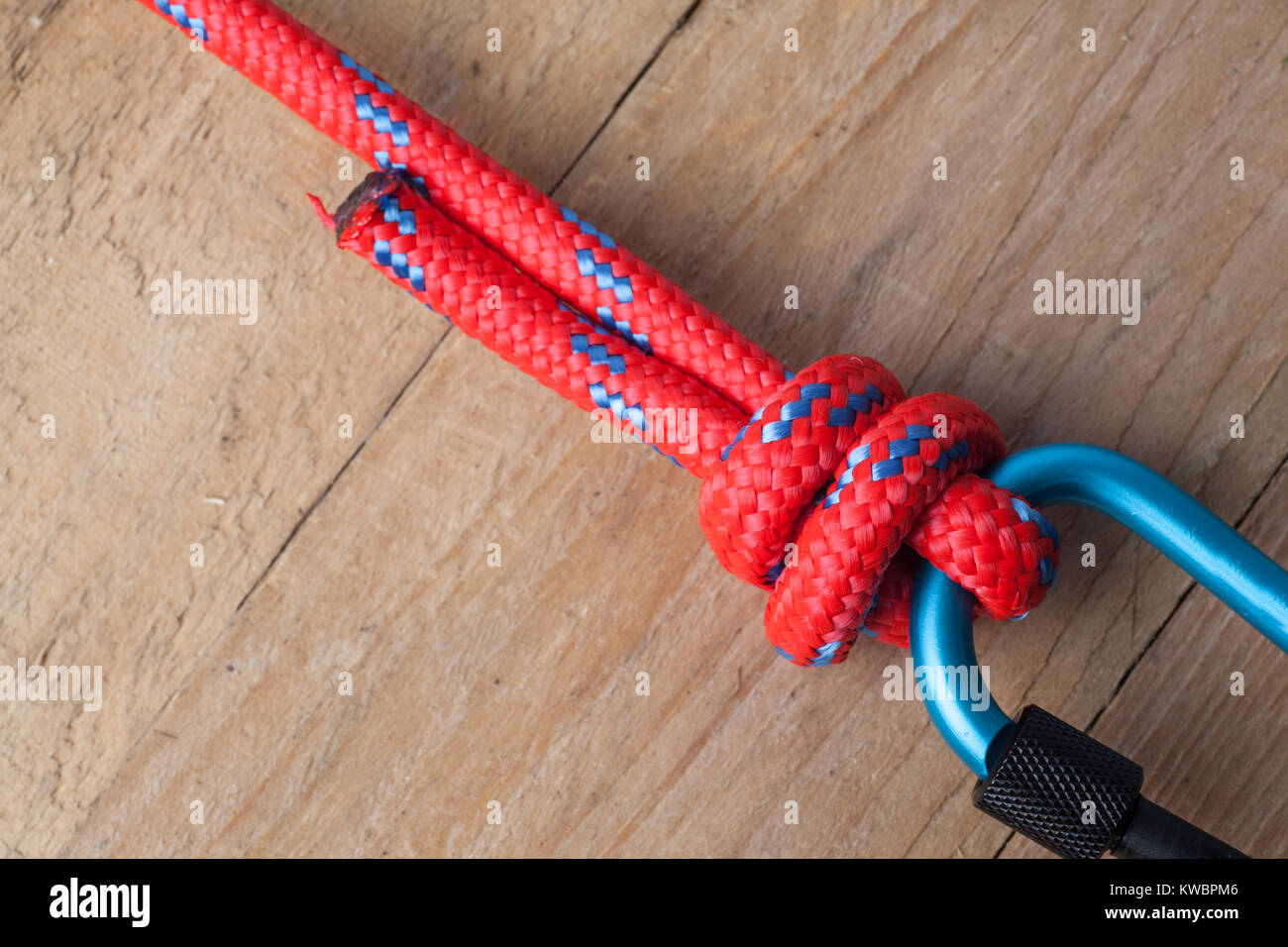 Fishermans Knoten mit dem roten Seil und Karabiner Stockfotografie - Alamy