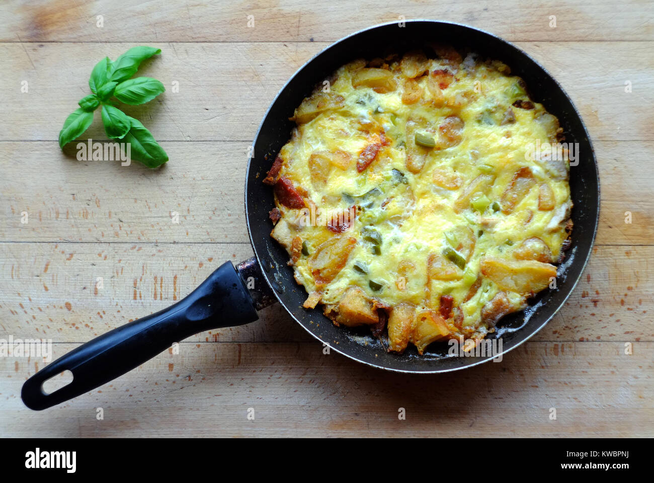 Fritatta (spanisches Omelette) von Weihnachten Abendessen Reste. Stockfoto