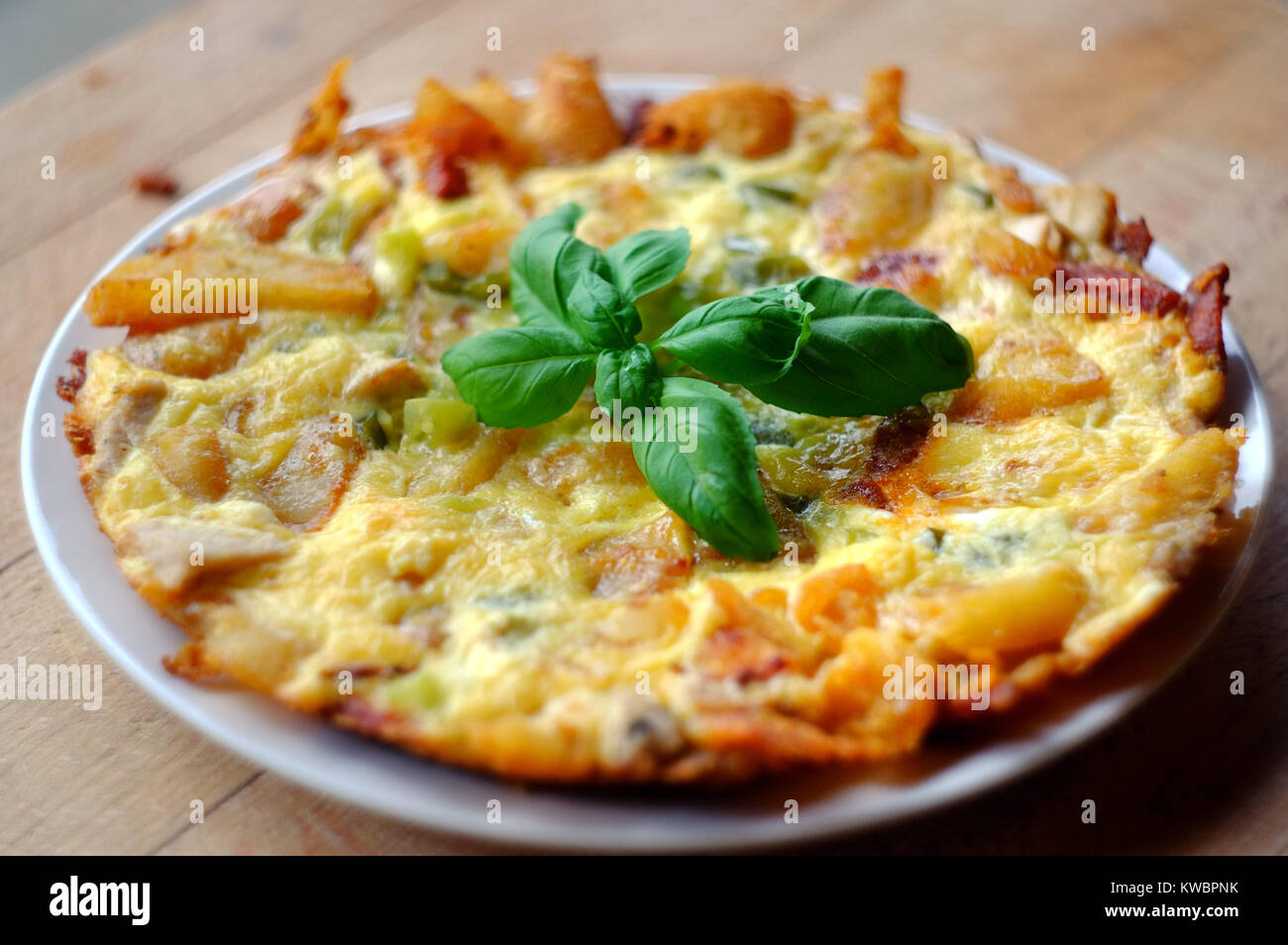 Fritatta (spanisches Omelette) von Weihnachten Abendessen Reste. Stockfoto