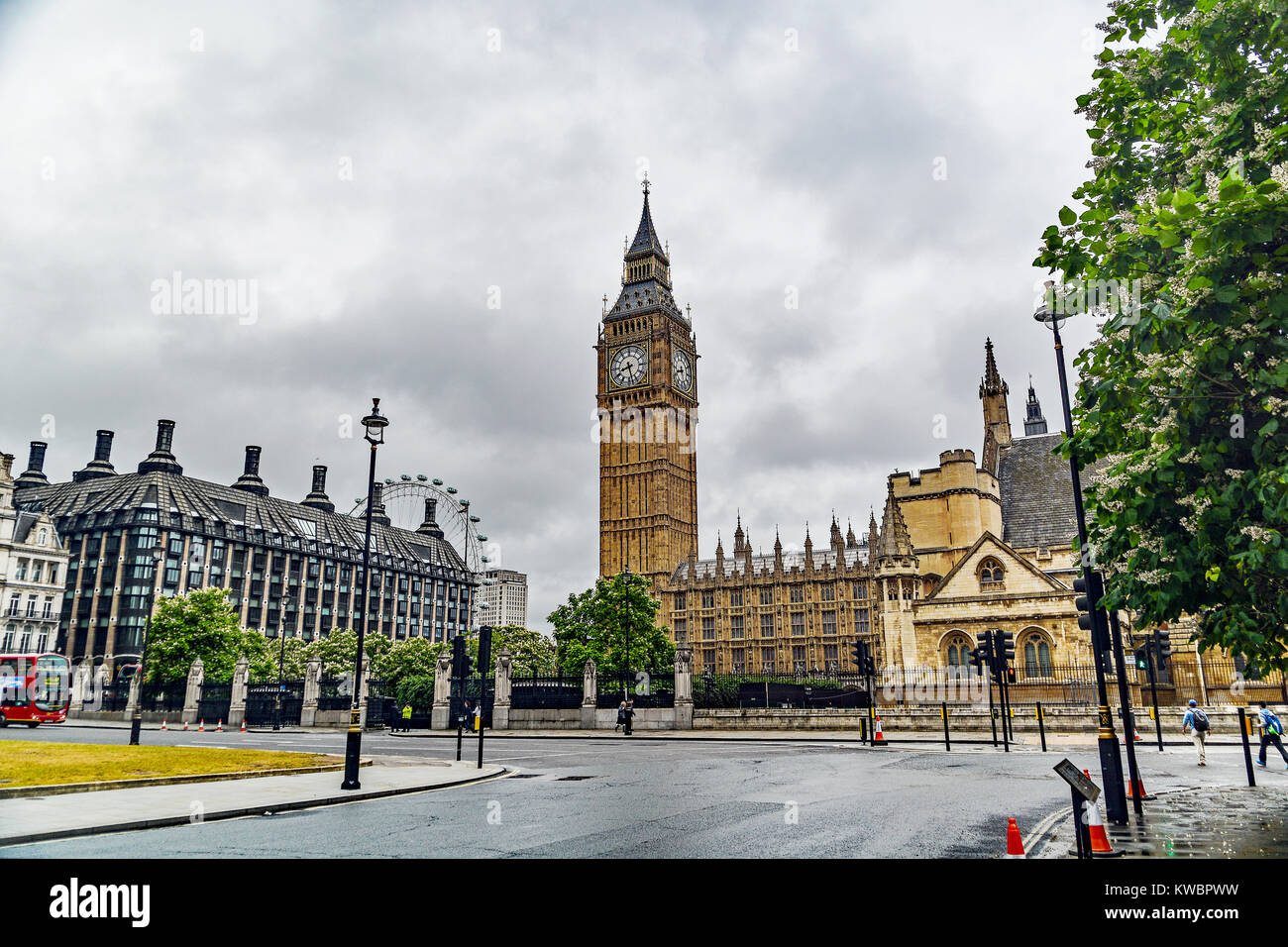 Blick von Elizabeth Tower, Big Ben, Portcullis House, House of Commons. Stockfoto