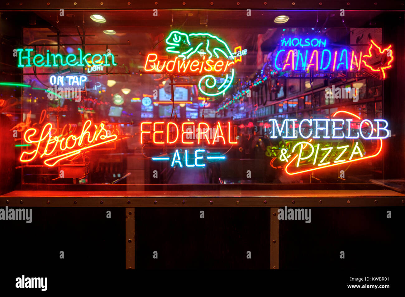 Bier logos Neon Beleuchtung, Werbung, Dekoration vor dem Eingang von Joe's Kool's Bar und Restaurant in London, Ontario, Kanada Stockfoto