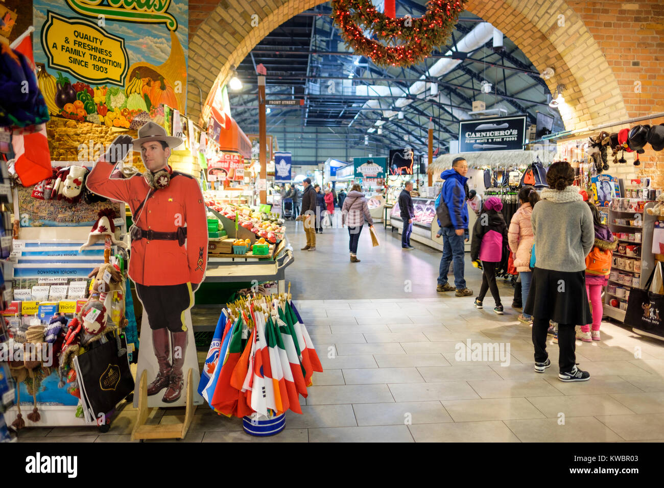 Kunden und Geschäfte in St Lawrence Markt Gebäude Haupteingang, Toronto, Ontario, Kanada. Stockfoto