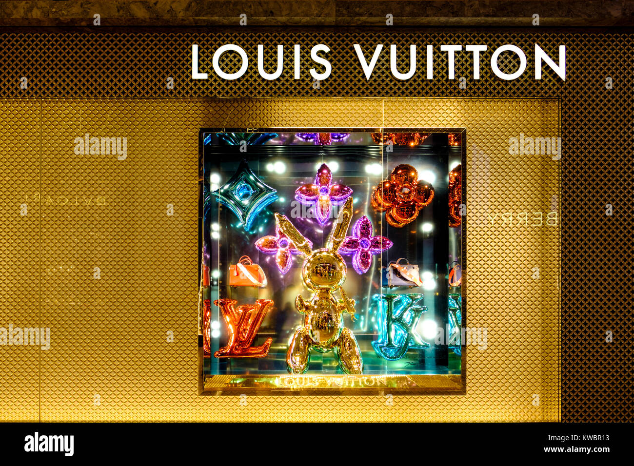 Louis Vuitton Schaufenster mit bunten Luftballons, gold Bunny, high-end Geldbeutel eingerichtet, in der Yorkdale Shopping Centre, Toronto, Ontario, Kanada. Stockfoto