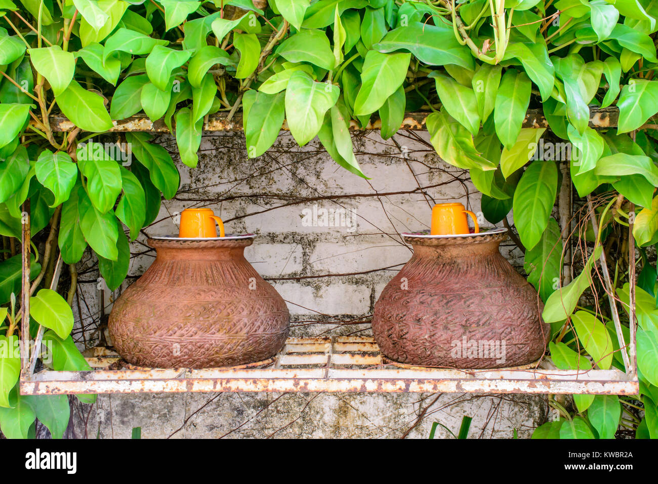 Foto von Trinkwasser Topf auf dem Regal, Myanmar Kultur Stockfoto