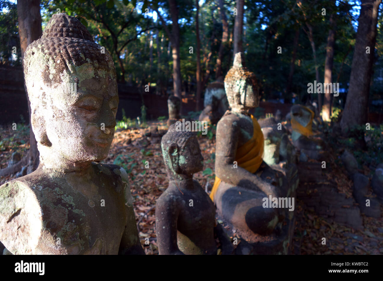 Gebrochene Tempel Dekorationen im Garten, Wat Umong, Chang Mai, Thailand. Keine PR Stockfoto