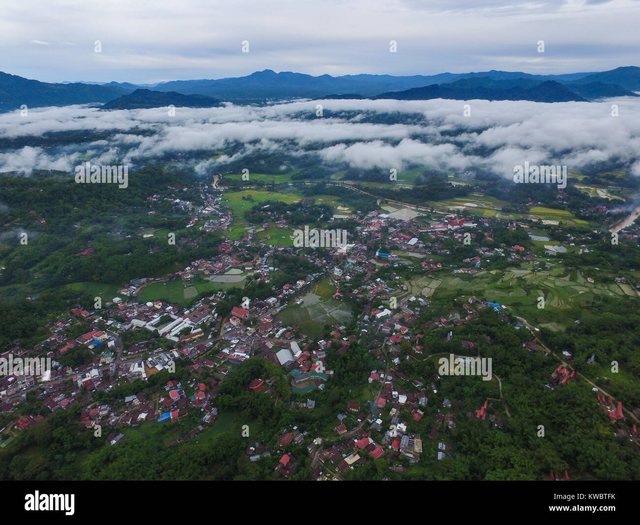 Bedeckt die Stadt von makale in Tana Toraja. Es liegt 1.500 Meter über dem Meeresspiegel und die meiste Zeit bedeckt, die Stadt in den Morgen. Stockfoto