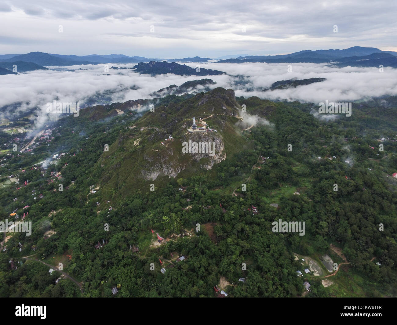 Bedeckt die Stadt von makale in Tana Toraja. Es liegt 1.500 Meter über dem Meeresspiegel und die meiste Zeit bedeckt, die Stadt in den Morgen. Stockfoto