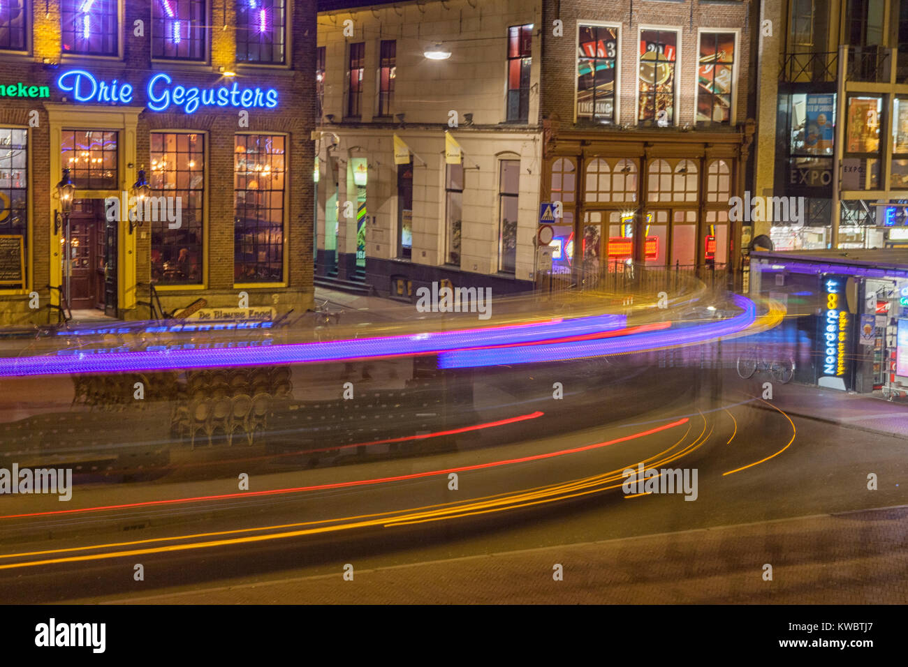 Groningen Stadt bei Nacht mit Licht Spur von vorbeifahrenden Bus Stockfoto